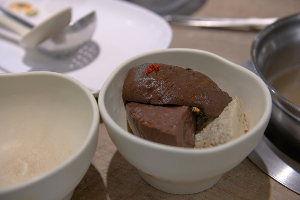 食べ放題鍋屋の鴨血