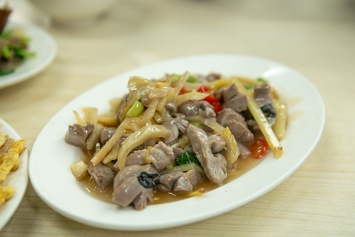 コリコリのモツ系料理　吳師大眾飯店の生炒下水